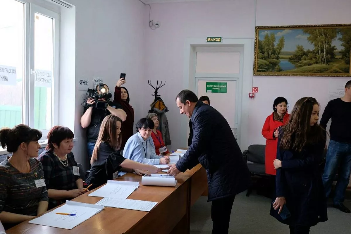 Голосует Юрий Бурлачко Голосует Юрий Бурлачко