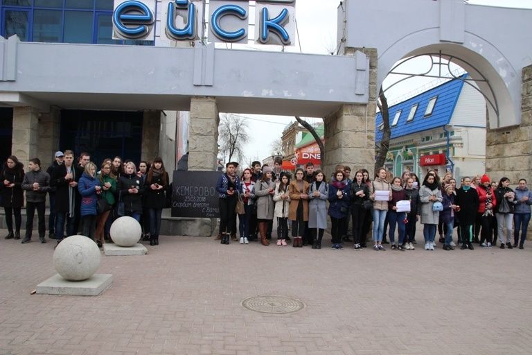 В Ейске молодые люди почтили память погибших в ТРЦ "Зимняя вишня"