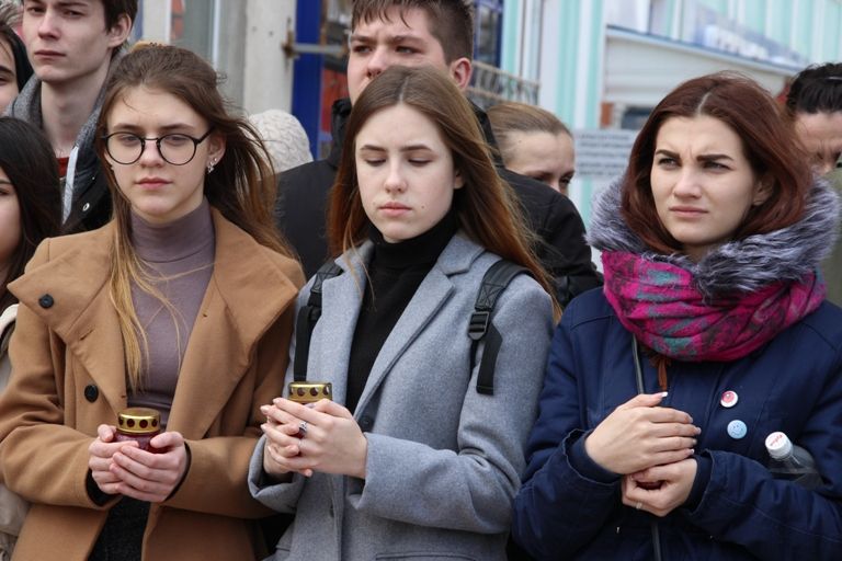 В Ейске молодые люди почтили память погибших в ТРЦ "Зимняя вишня" В Ейске молодые люди почтили память погибших в ТРЦ "Зимняя вишня"
