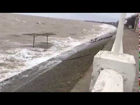 В Приморско-Ахтарске затопило городской пляж
