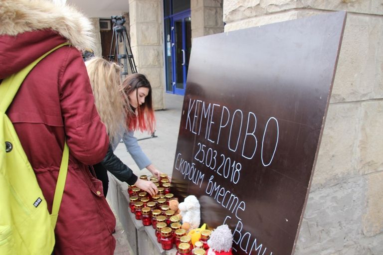 В Ейске молодые люди почтили память погибших в ТРЦ "Зимняя вишня" В Ейске молодые люди почтили память погибших в ТРЦ "Зимняя вишня"