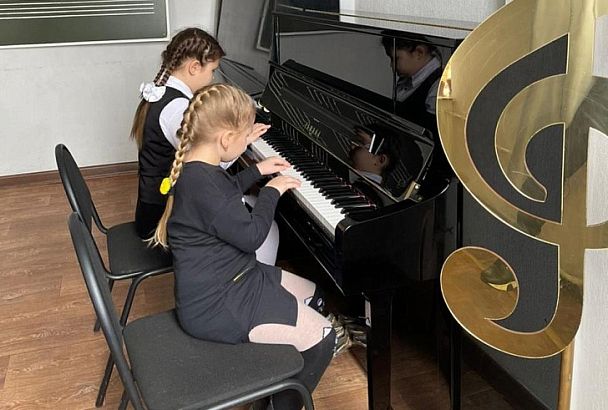 Детская школа искусств Белоглинского района получила новые музыкальные инструменты