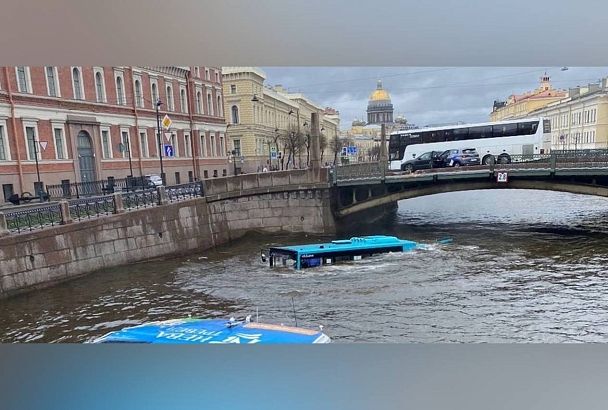 В Петербурге пассажирский автобус упал с моста в реку Мойку. Есть погибшие 