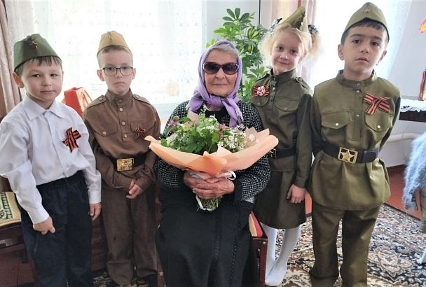Школьники Краснодарского края поздравили ветеранов Великой Отечественной войны
