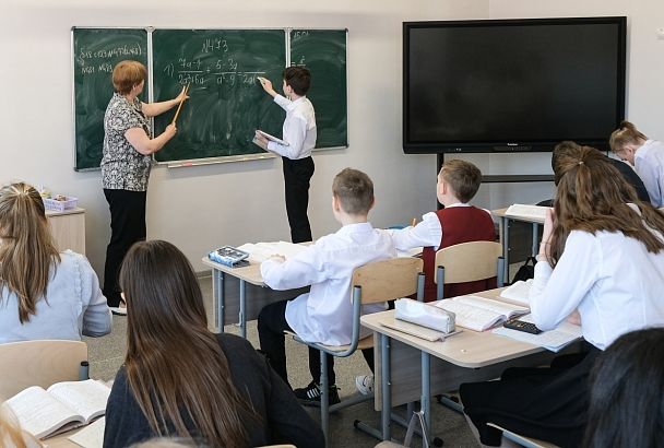 Путин поручил повысить качество преподавания математики в школах