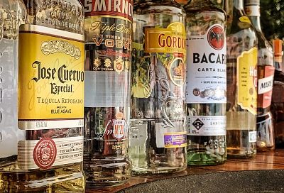 В России предложили запретить торговлю крепким алкоголем в микротаре