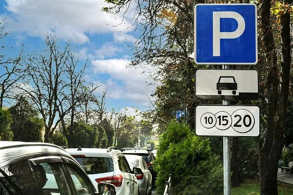 В Сочи сделают бесплатными прибордюрные парковки в дни майских праздников