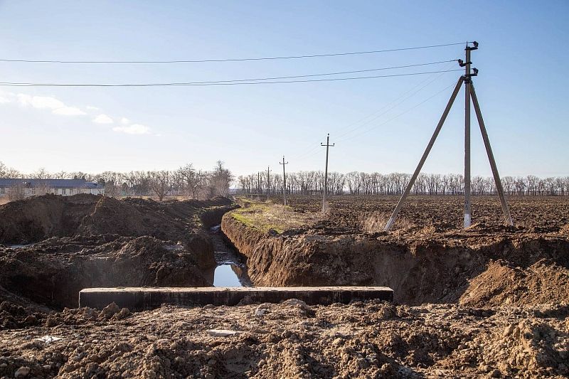 Возле поселка Виноградного под Анапой завершают работы по водоотведению