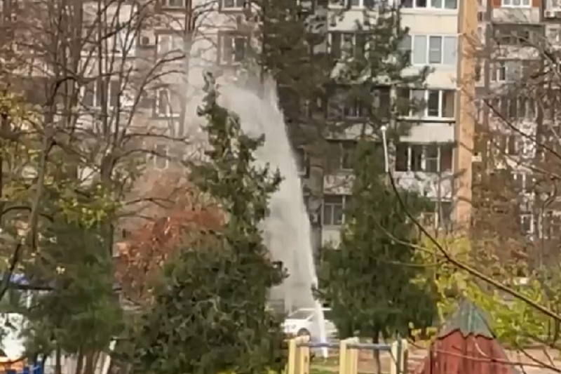 Фонтан во дворе многоэтажки: еще одно аварийное отключение отопления произошло в Краснодаре
