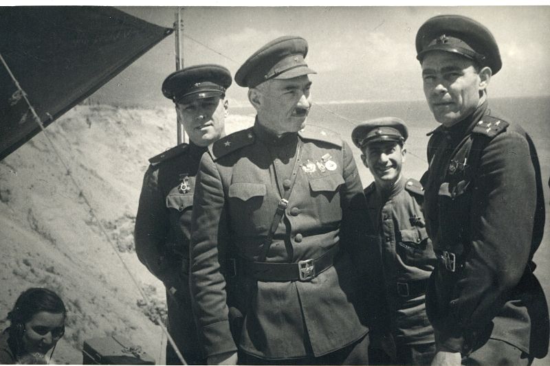 Начальник политотдела 18-ой десантной армии полковник Л.И.Брежнев(справа) и генерал А.А.Гречкин на Малой земле.1943 г..
