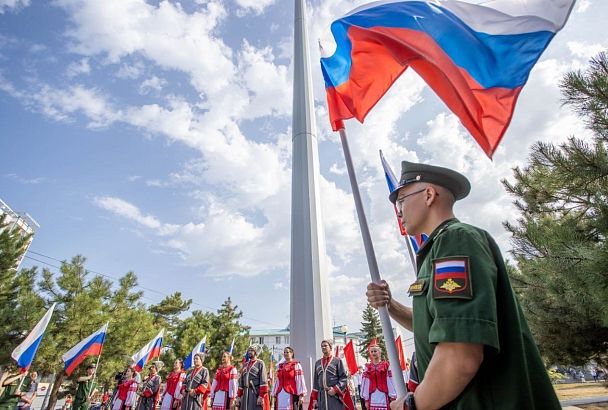 В День флага РФ в Анапе подняли гигантский триколор на одном из самых высоких флагштоков в крае