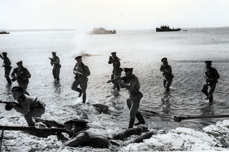 Морские пехотинцы высаживаются на берег. 1943 год.